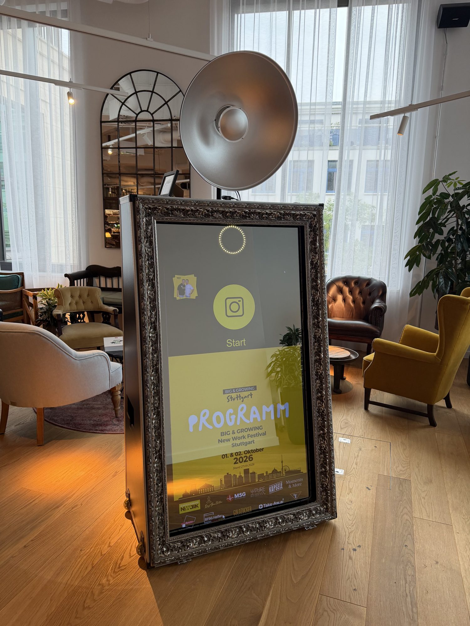 Fotospiegel in den Ruby Fred Workspaces Stuttgart Fotospiegel mieten Stuttgart: Magic Mirror in den Ruby Fred Workspaces beim BIG & GROWING Festival